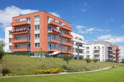 Už téměř polovina pražských bytů v nabídce stojí přes 100 000 Kč za metr čtvereční, nejvýhodnější jsou rodinné 3 + kk