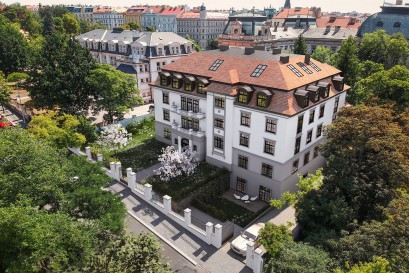 Památkově chráněná vinohradská vila Helenika nabízí 13 luxusních bytů 